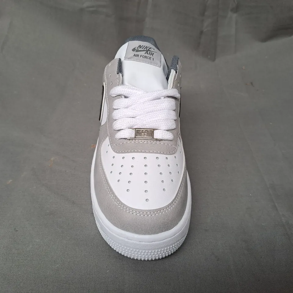 PAIR OF NIKE AIR FORCE 1 SHOES IN WHITE/STONE/GREY UK SIZE 5