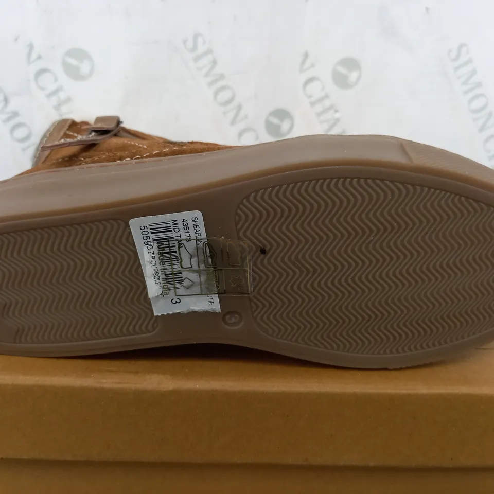 BOXED WHITE STUFF SHEARLING ZIP CUPSOLE BOOTS IN MID TAN - SIZE 3