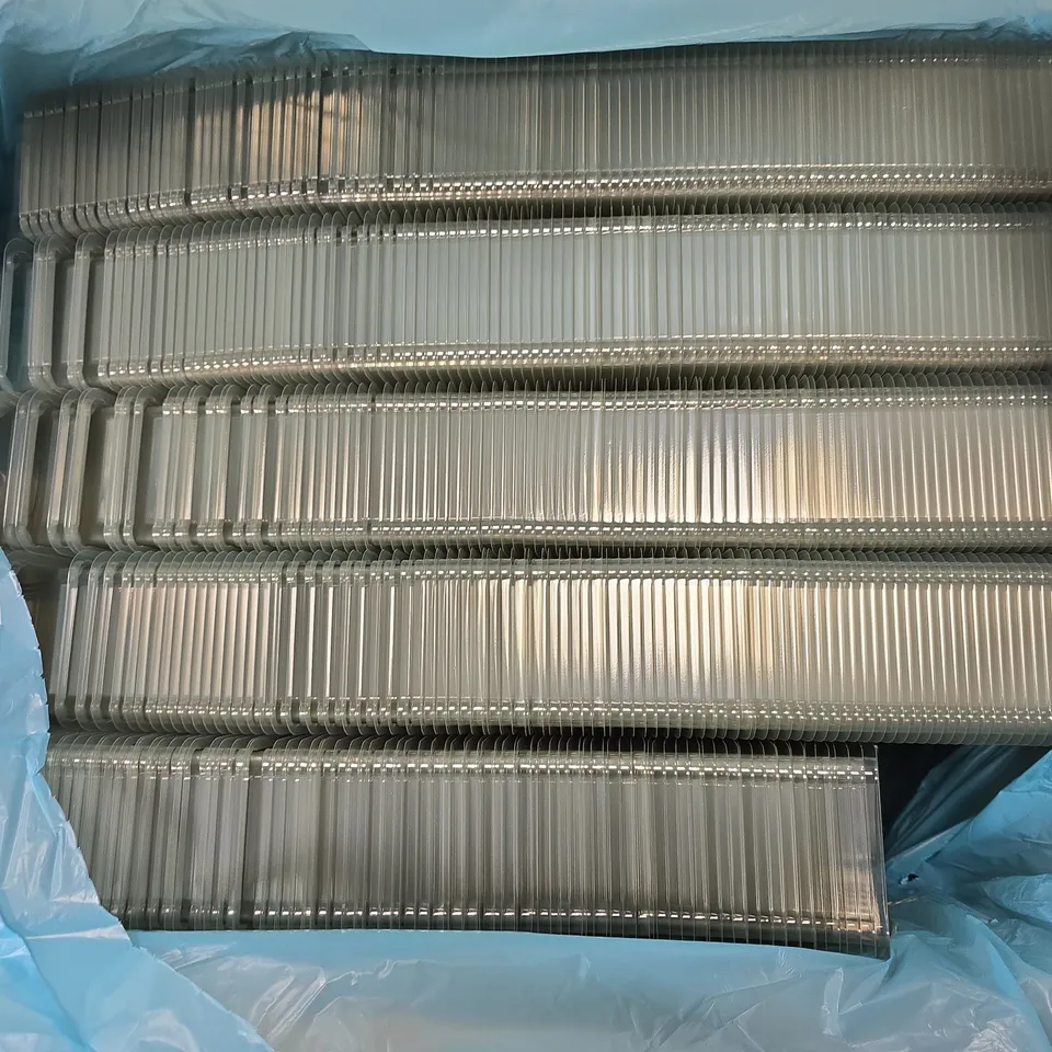APPROXIMATELY 500 TRANSPARENT PLASTIC SANDWICH BOXES