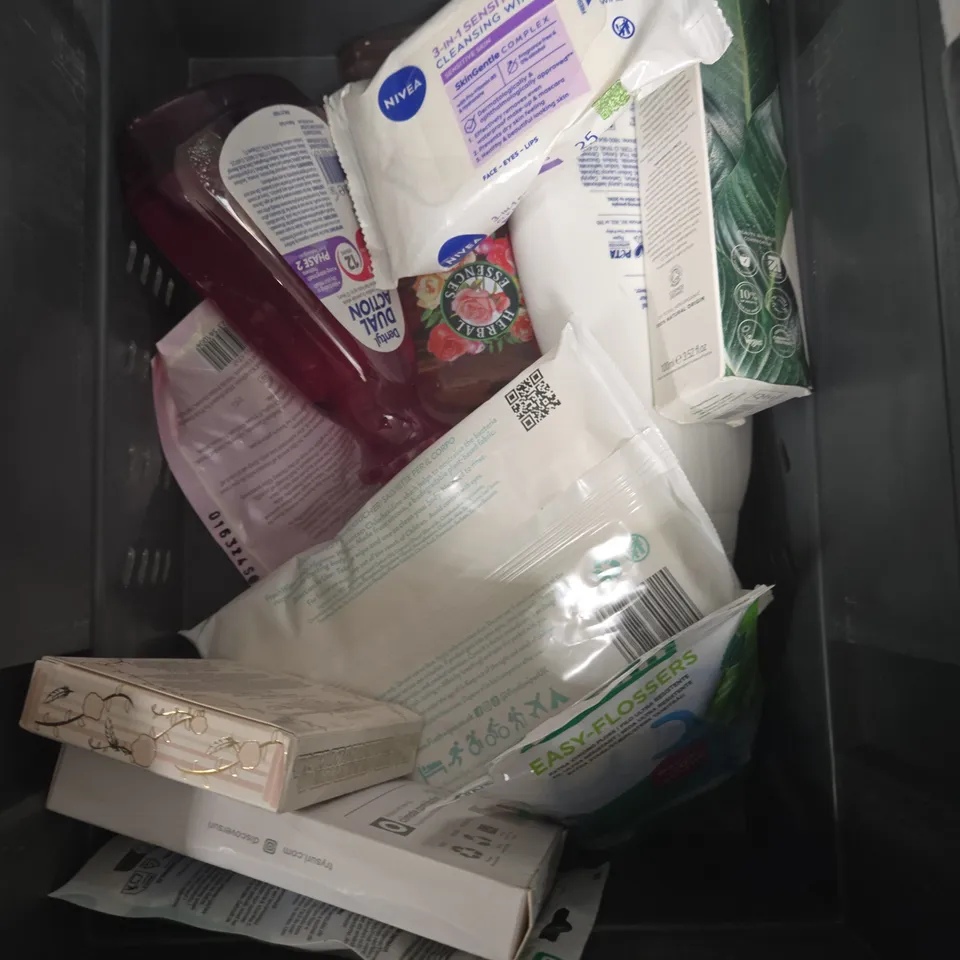 APPROXIMATEY 20 ASSORTED HEALTH AND BEAUTY PRODUCTS TO INCLUDE - HERBAL ESSENCES CONDITIONER - EPADERM OINTMENT AND FENJAL SHOWER CREAM