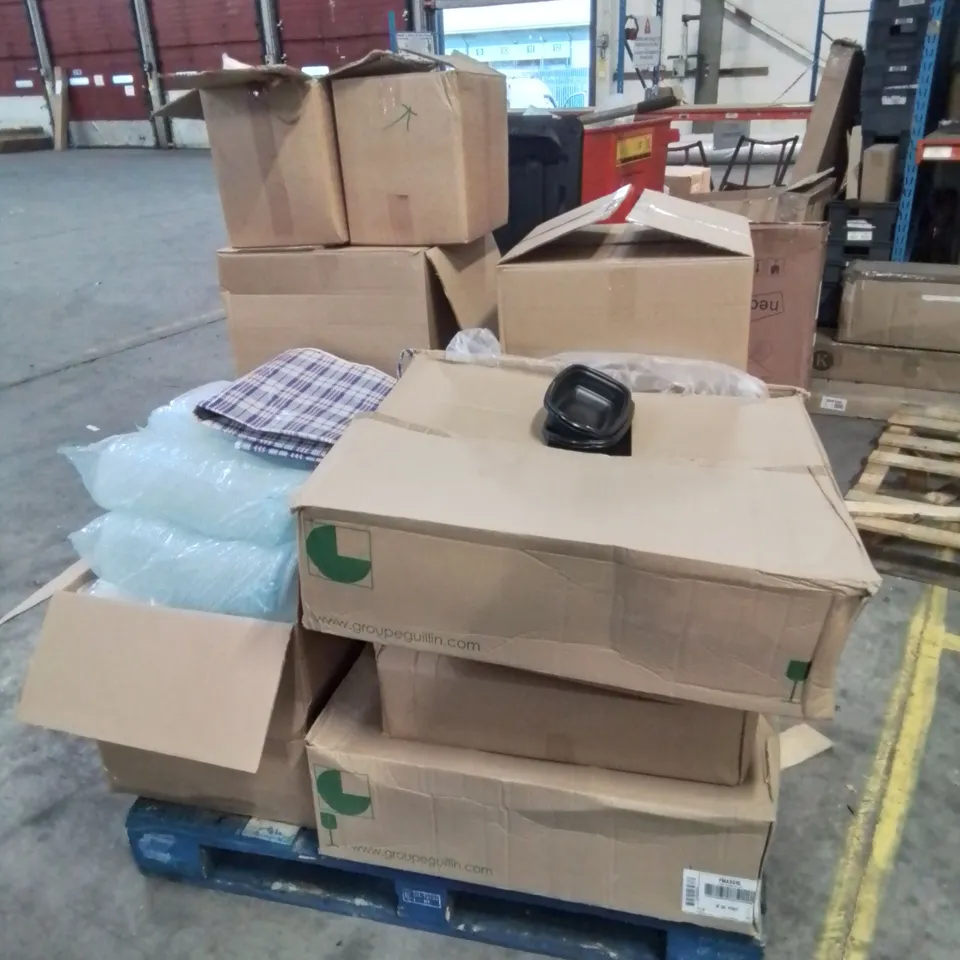 PALLET CONTAINING VARIOUS CATERING SUPPLIES TO INCLUDE, PLASTIC CUTLERY, FOOD CONTAINERS WOODEN CUTLERY ETC.