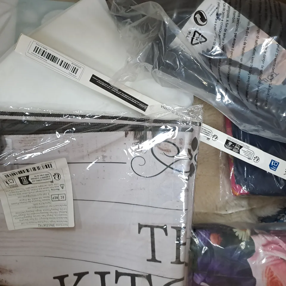 BOX OF APPROXIMATELY 10 ASSORTED HOUSEHOLD ITEMS TO INCLUDE MEN'S NIGHT PANTS, MOSQUITO TRAP LAMP, ETC - COLLECTION ONLY