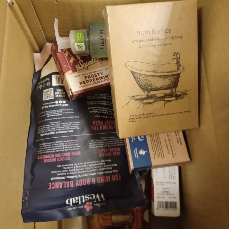 BOX OF APPROXIMATELY 15 ASSORTED COSMETIC ITEMS TO INCLUDE SQUATCH NATURAL SOAP, RITUAL BODY CREAM, BATH BOMBS ETC 