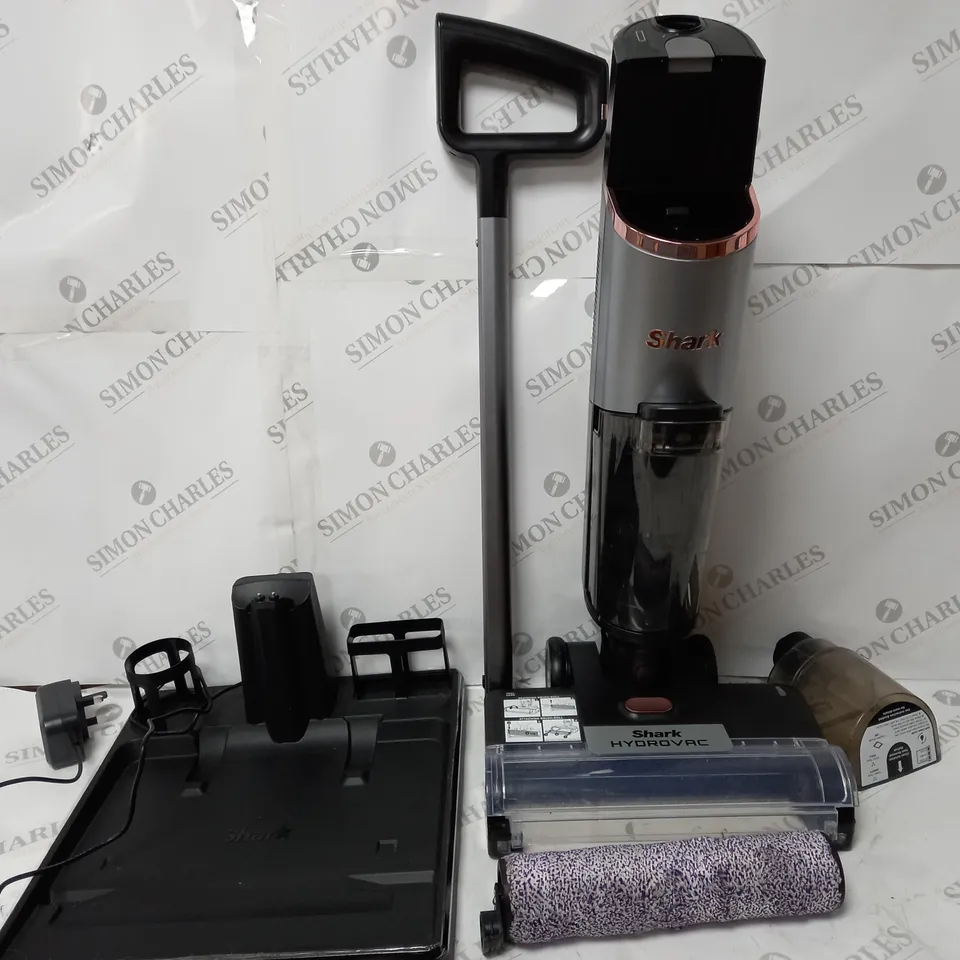 SHARK HYDROVAC POWERFUL SUCTION + HYDRO MOPPING