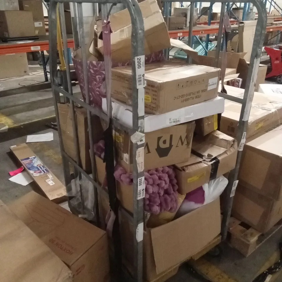CAGE OF ASSORTED HOUSEHOLD GOODS AND PRODUCTS TO INCLUDE; LIGHTING PRODUCTS, THROW, CUSHIONS, DECOR ETC