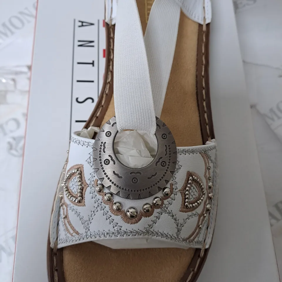 BOXED RIEKER SANDLES IN WHITE SIZE US 8 1/2 