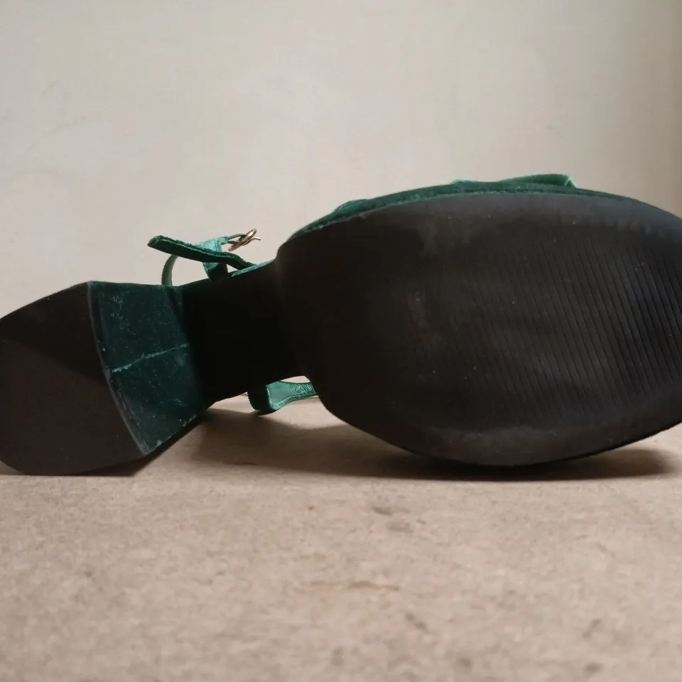 BOXED PAIR OF PRIMARK OPEN TOE HIGH BLOCK HEELS IN GREEN SIZE UK 7