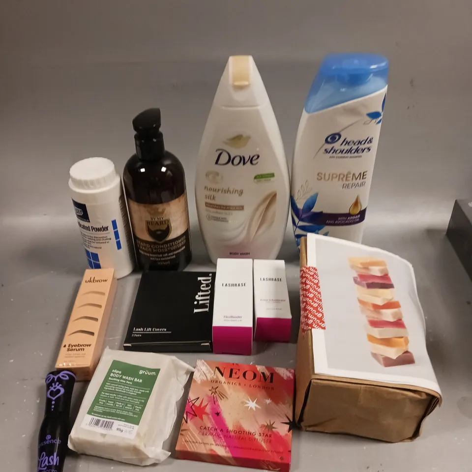 APPROXIMATELY 20 ASSORTED HEALTH & BEAUTY PRODUCTS TO INCLUDE GRUUM SOAPS, NEON NATURAL DIFFUSER, BY MY BEARD CONDITIONER ETC 