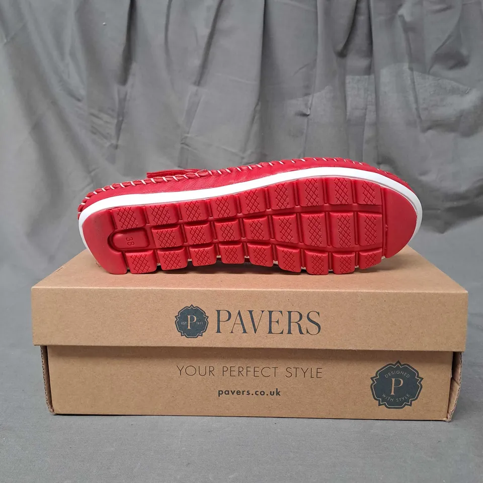 BOXED PAIR OF PAVERS RED SANDALS SIZE 5