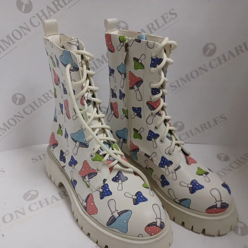 KOI VEGAN KOI FOOTWEAR PORTOBELLO ALLIANCE CHUNKY WHITE MUSHROOM BOOTS - SIZE 9