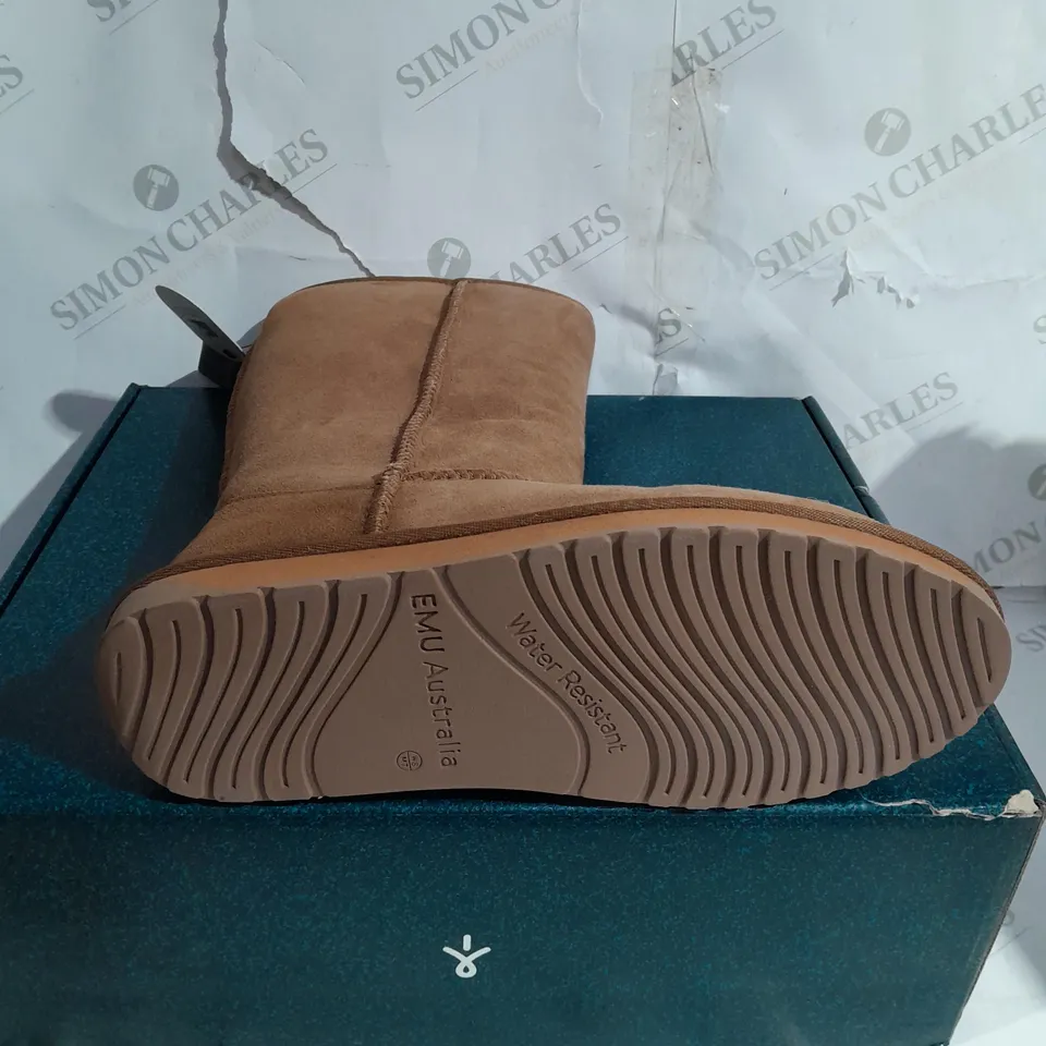 EMU ORIGINALS COLLECTION TAN STINGER HI WATER RESISTANT BOOT - SIZE 6