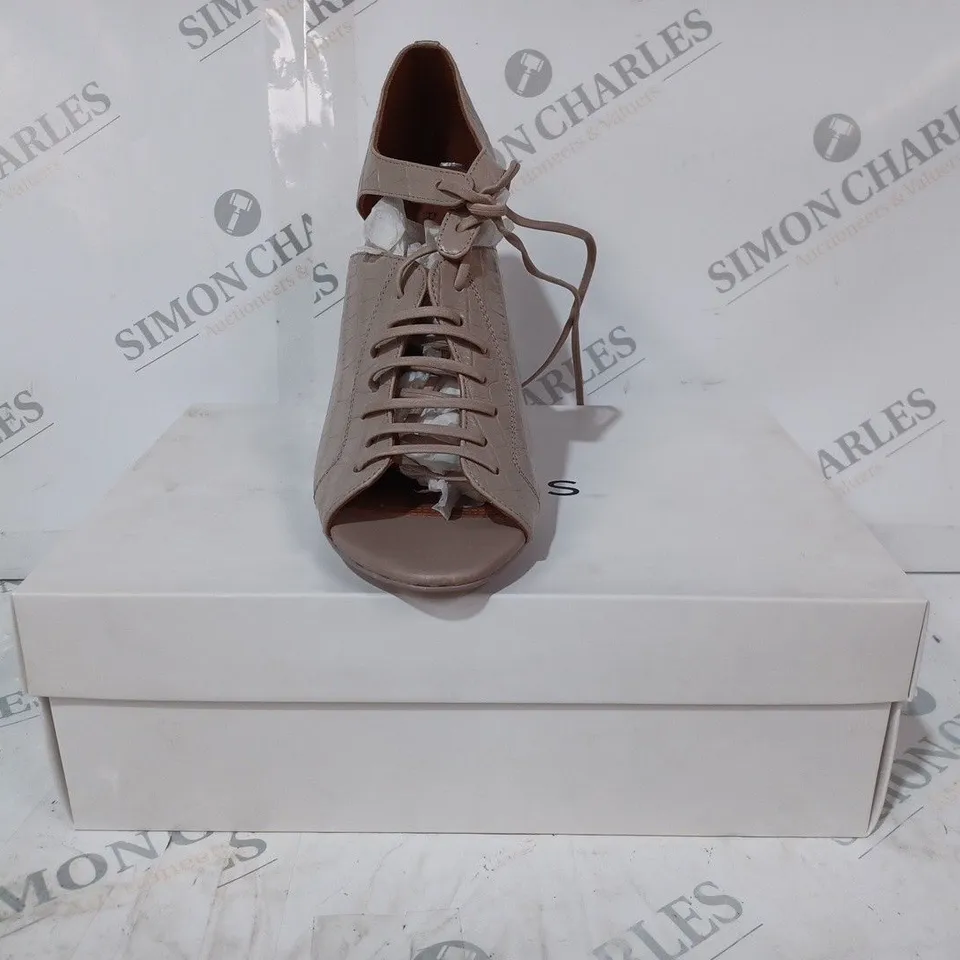 BOXED PAIR OF REISS MILA PEEPTO SHOES IN TRUFFLE CROC SIZE 5