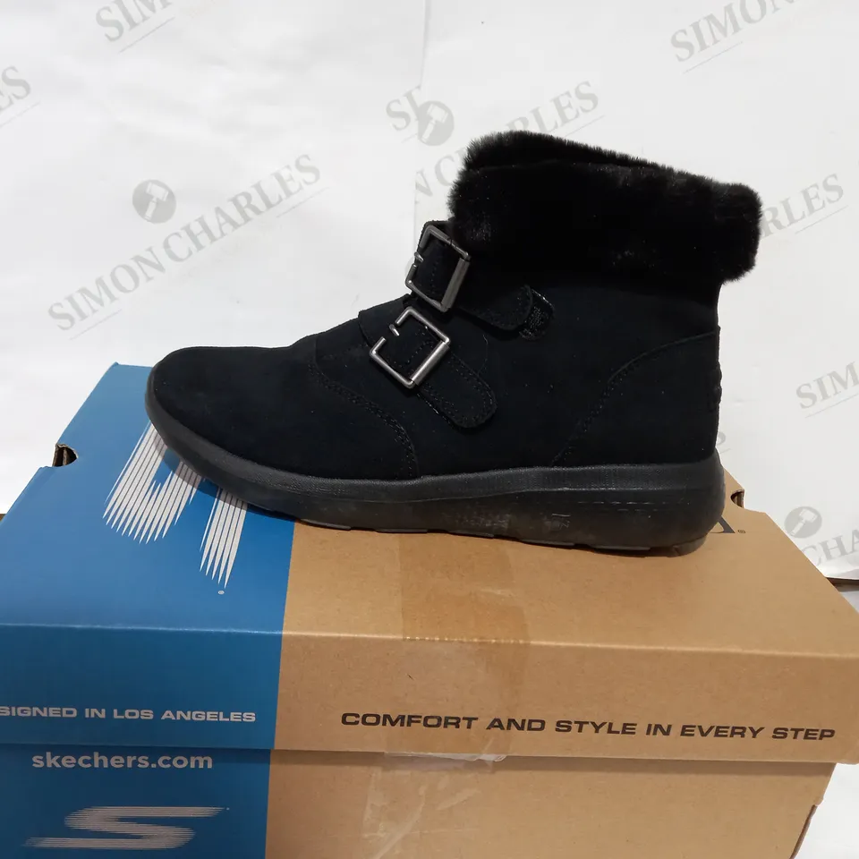 BOXED PAIR OF SKECHERS BLACK WINTER BOOTS  - SIZE 6