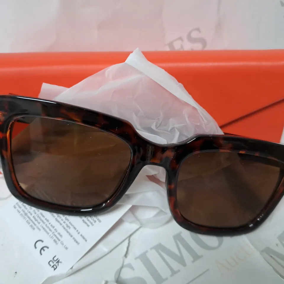 RWL SUNGLASSES WITH ORANGE CASE 