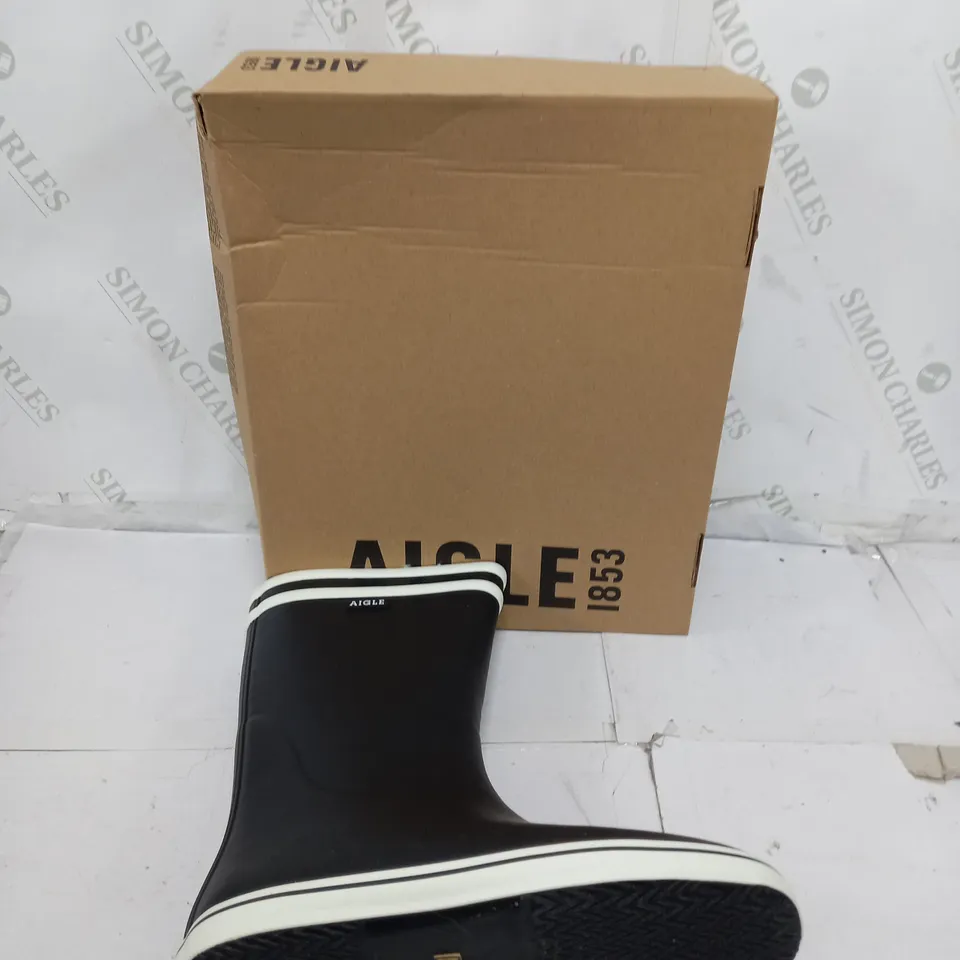 BOXED PAIR OF AIGLE 1853 BLACK FUR LINED WELLIE SIZE 41 