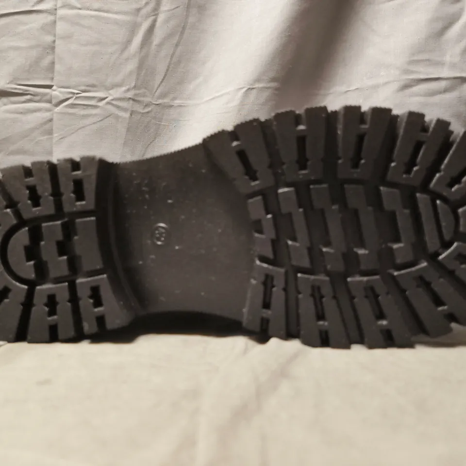 BOXED PAIR OF UNBRANDED ANKLE BOOTS IN BLACK SIZE EU 42