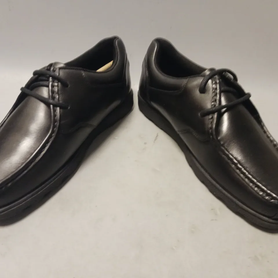 BOXED PAIR OF KICKERS FRAGMA LEATHER LACE UP SHOES IN BLACK EU SIZE 43