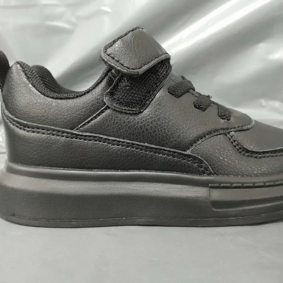 BOXED PAIR OF DESIGNER KIDS SHOES IN BLACK EU SIZE 27