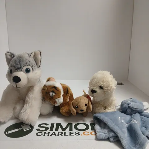 BOX OF APPROXIMATELY 15 ASSORTED ITEMS INCLUDING DOG SOFT TOYS, TIGER SOFT TOY AND DISNEY FROZEN ELSA DOLL