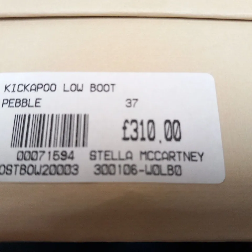BOXED PAIR OF STELLA MCCARTNEY KICKAPOO LOW BOOT PEBBLE SIZE 37