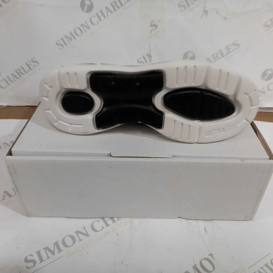BOXED PAIR OF SKECHERS ARCHFIT SHOES BLACK/PINK UK SIZE 3.5