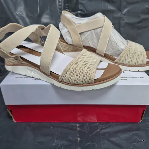 BOXED PAIR OF SKECHERS ARCH FIT BEACH KISS BOHO BEYOND SANDALS IN CREAM SIZE 5