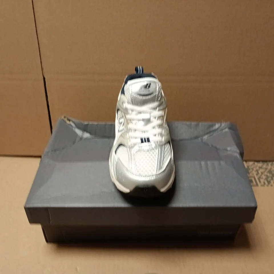 BOXED PAIR OF NEW BALANCE KIDS RUNNING TRAINERS IN WHITE/SILVER - UK 10.5