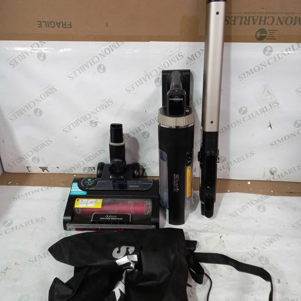 OUTLET SHARK STRATOS CORDLESS VACUUM W/ ANTI HAIR WRAP IZ400UKT