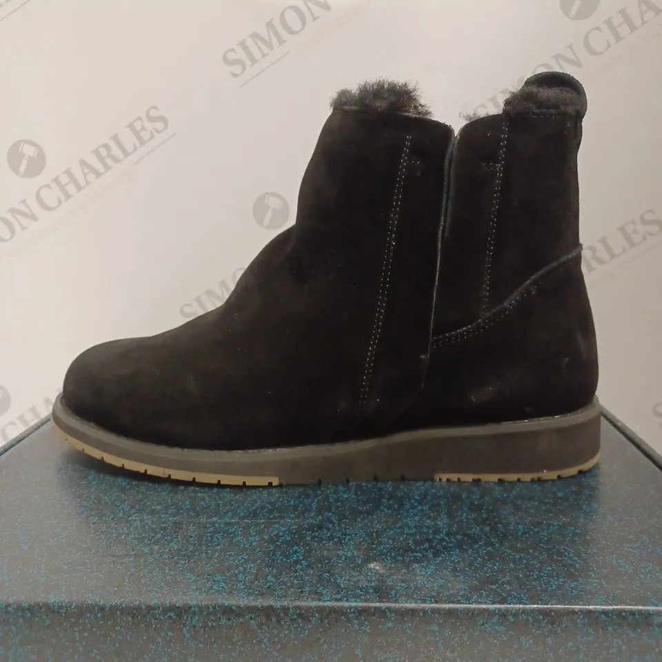 BOXED EMU PANU WATER RESISTANT SUEDE BOOTS, BLACK - SIZE 7