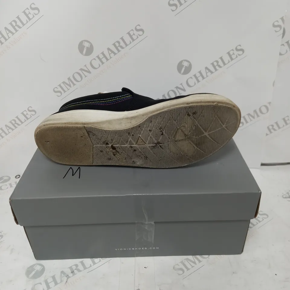VIONIC VENICE MARSHALL CANVAS SLIP ON SHOES - SIZE 6.5