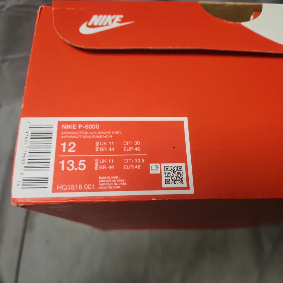 BOXED NIKE P-6000 TRAINERS – BLACK/GREY WITH BLUE ACCENTS, UK 11