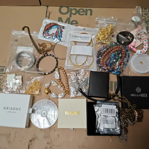 LOT OF ASSORTED JEWELLERY AND WATCH ITEMS TO INCLUDE RINGS, NECKLACES AND CHARMS