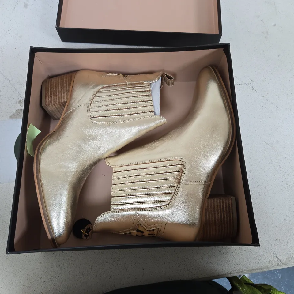 NV STARRY GOLD CHELSEA BOOTS – UK 9 – BOXED