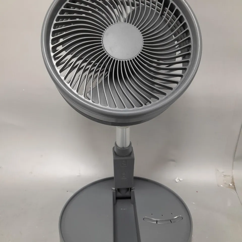 BOXED BELL & HOWELL RECHARGEABLE EXTENDABLE DESK & FLOOR FAN IN GREY