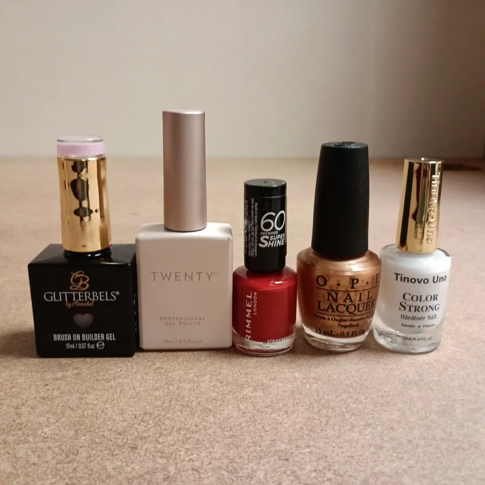 APPROXIMATELY 20 BOTTLES OF NAIL VARNISH TO INCLUDE OPI, GLITTERBELS AND RIMMEL
