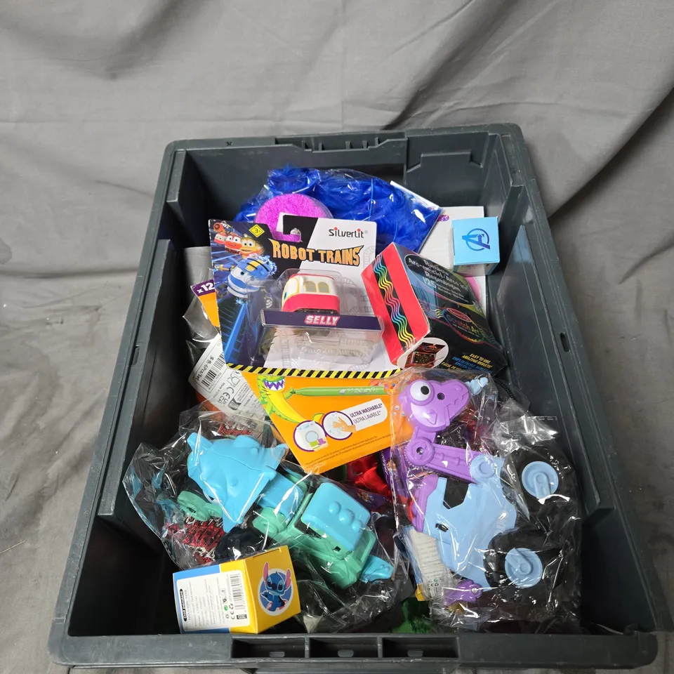 APPROXIMATELY 25 ASSORTED ITEMS OF TOYS AND GAMES INCLUDING STITCH DOLL, AVENGERS PENDANT, SCRATCH ART RAINBOW SET AND ROBOT TRAIN