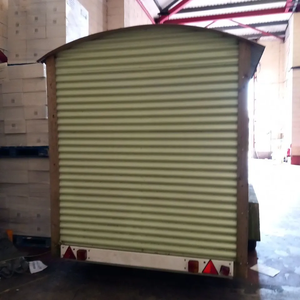 TOWABLE MOBILE FOOD TRAILER WITH SERVING HATCH, PIZZA OVEN, 2 BOTTLE FRIDGES, HANDWASH STATION AND DOUGH ROLLER