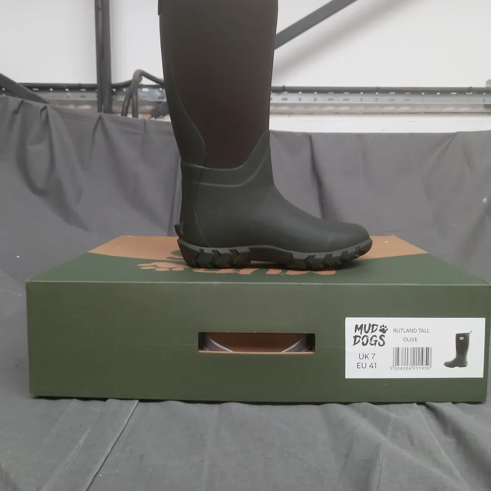 BOXED PAIR OF MUD DOGS WELLINGTON BOOTS IN OLIVE UK SIZE 7