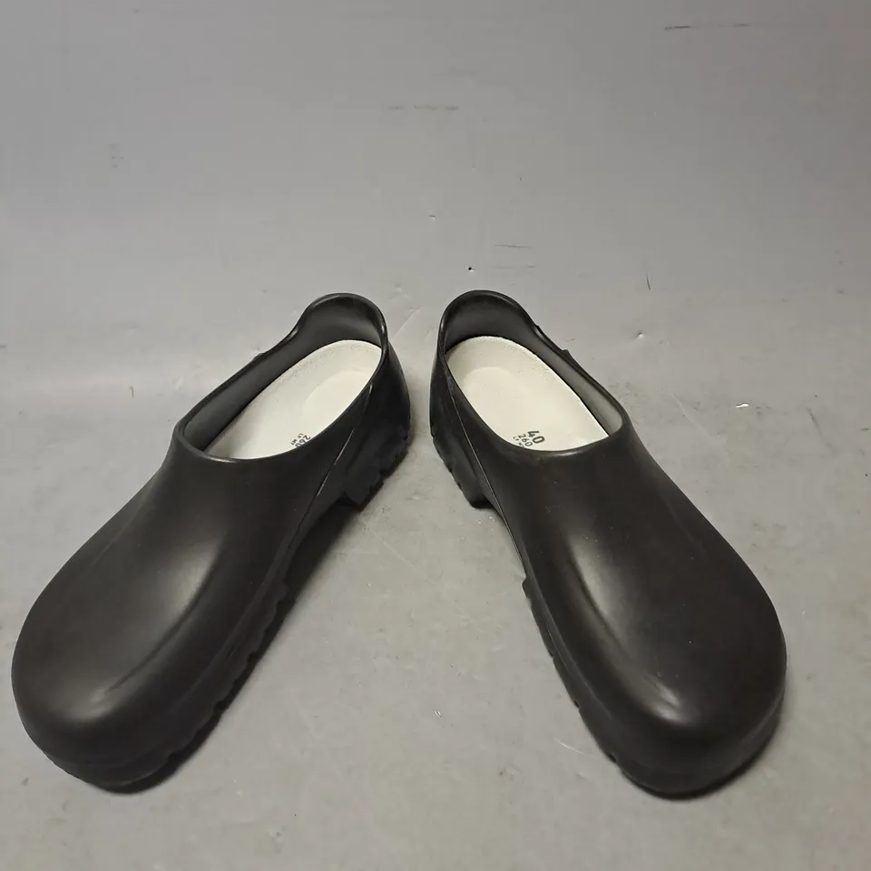 PAIR OF BIRKENSTOCK PROFESSIONAL CLOGS IN BLACK SIZE 7