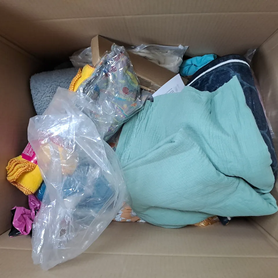 APPROXIMATELY 15 ASSORTED HOUSEHOLD ITEMS TO INCLUDE RUCKSACK, WAIST TWISTING DISC, PET WIPES, ETC
