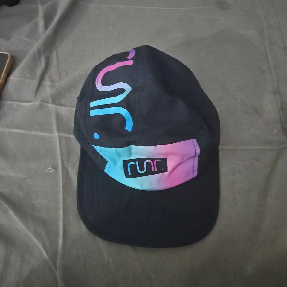 RUNR CAP – BLACK BASEBALL HAT WITH PASTEL GRADIENT LOGO PATCH