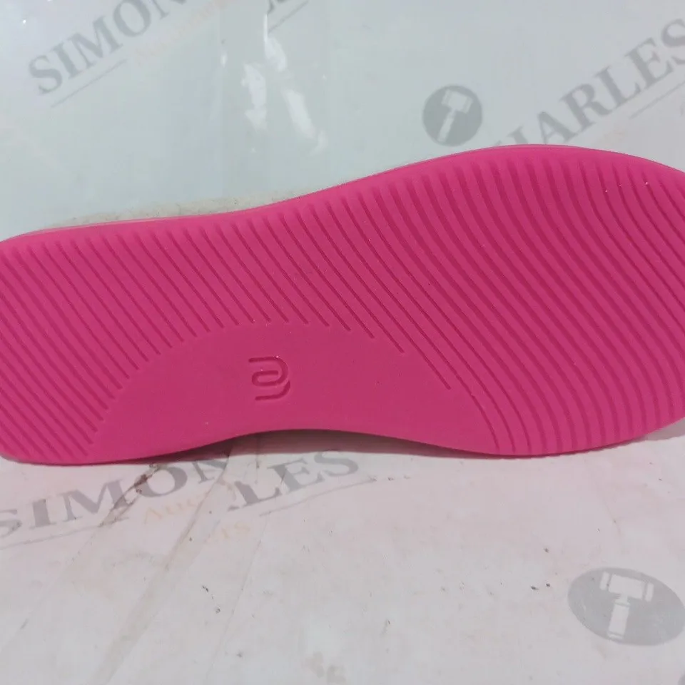 BOXED PAIR OF MAHABIS CURVE SLIP-ON SHOES IN STONE/PINK UK SIZE 5.5