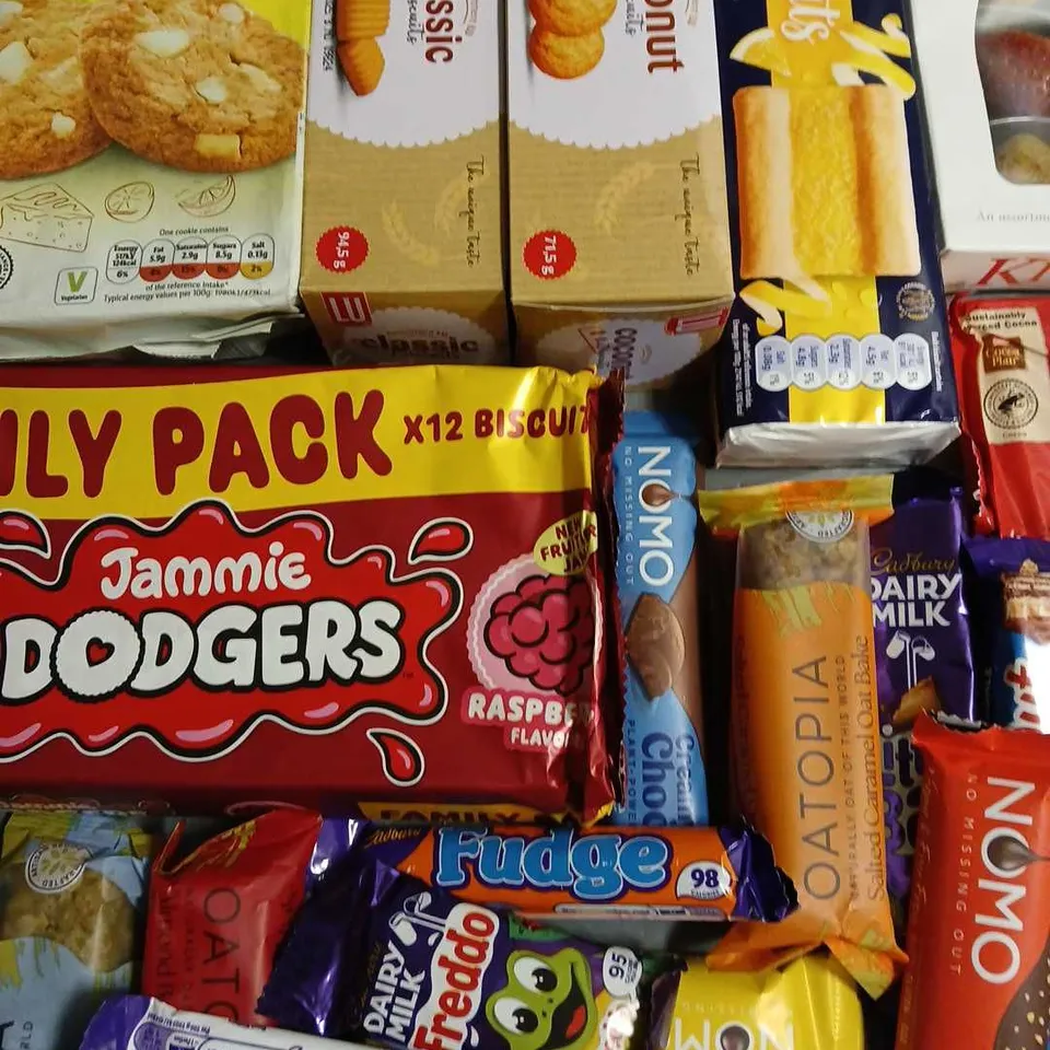 LOT OF 20 ASSORTED FOOD ITEMS TO INCLUDE MARZIPAN FRUITS, LEMON DRIZZLE CAKE AND JAMMIE DODGERS