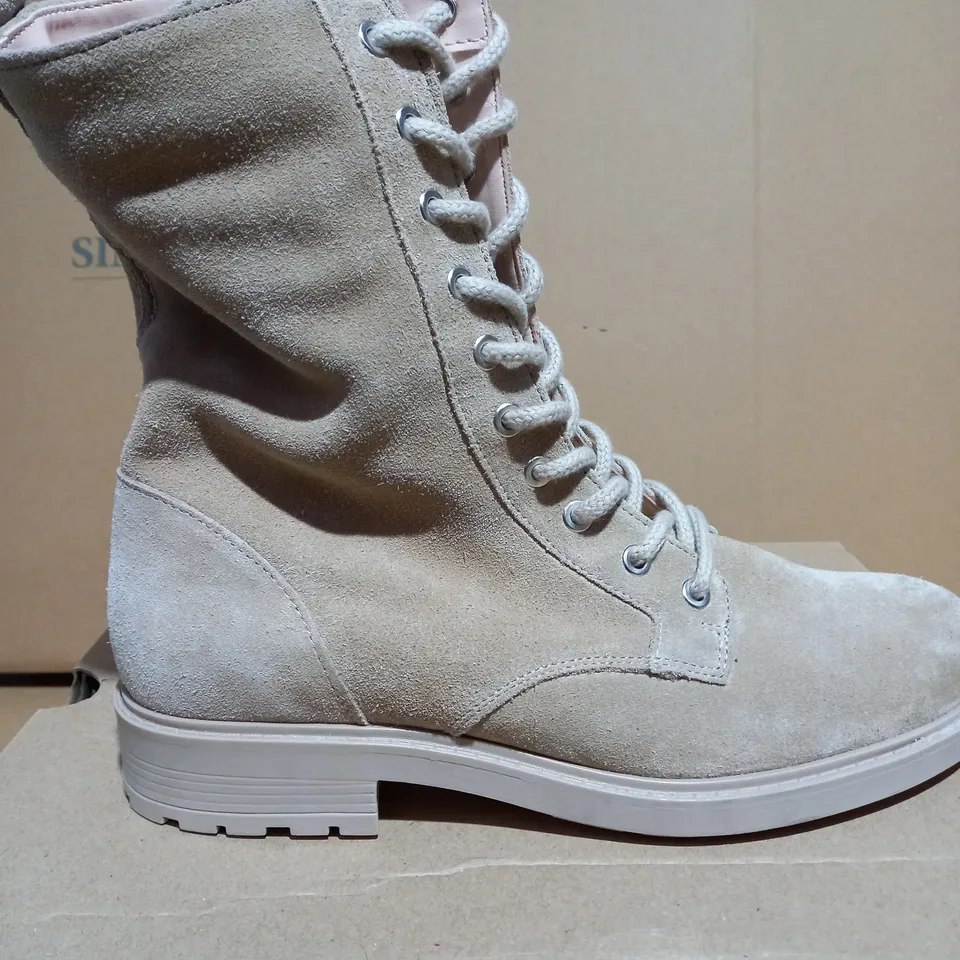 CLARKS ORINOCO 2 STYLE WOMENS BOOT IN SAND SUEDE - SIZE 8 