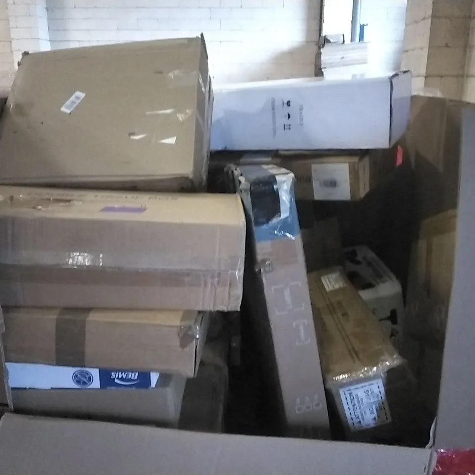 PALLET OF HOUSEHOLD ITEMS TO INCLUDE HANGING POT RACK,DOUBLE TISSUE BOX,HENRY HOOVER, BLINDS AND OTHER ASSORTED ITEMS...