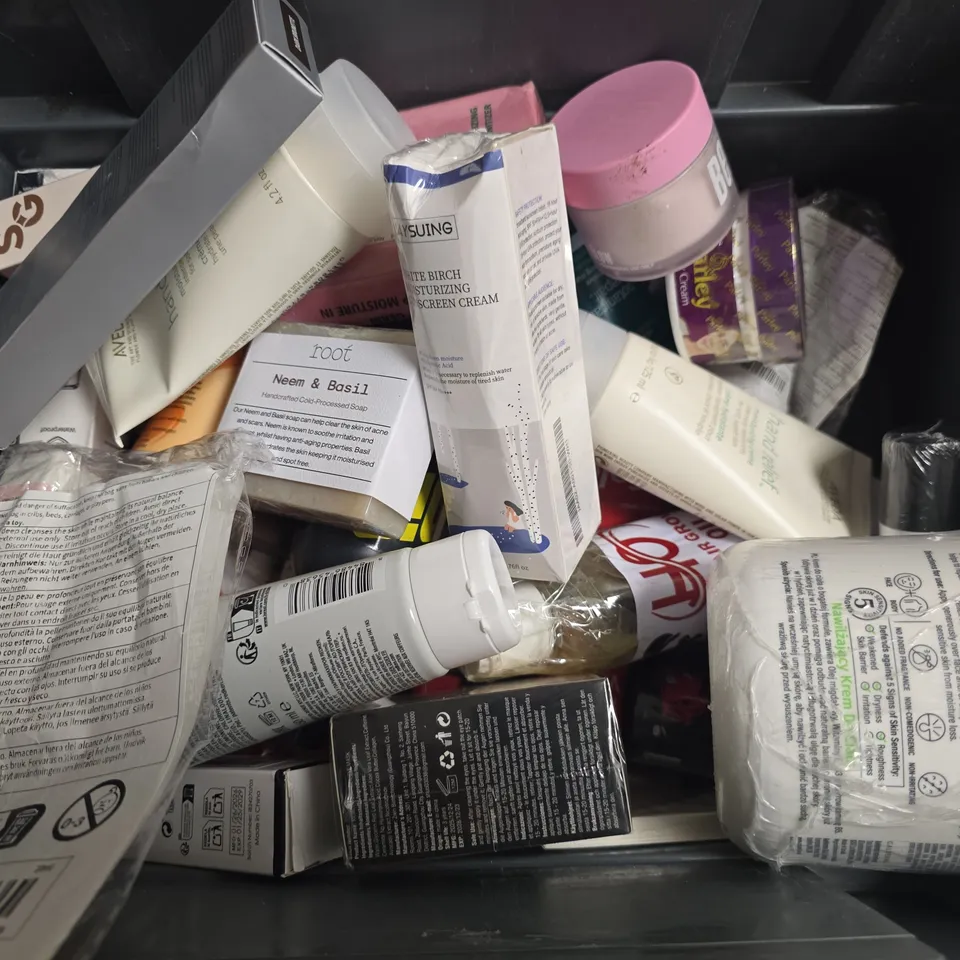 APPROXIMATELY 15 ASSORTED HEALTH & BEAUTY PRODUCTS TO INCLUDE DR.SQUATCH, LIZ EARLE AND L'OREAL 