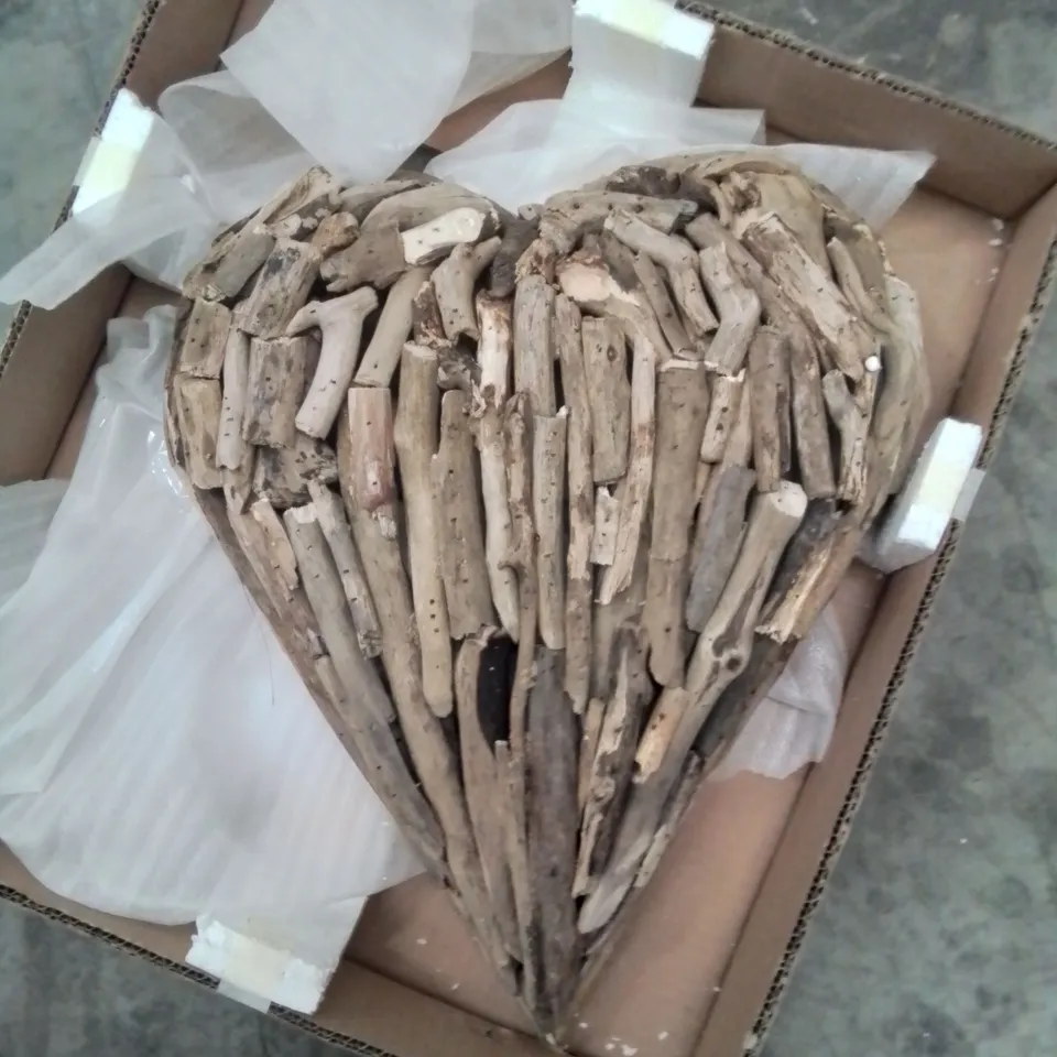 BOXED BAY HILL HEART WALL DECORATION 