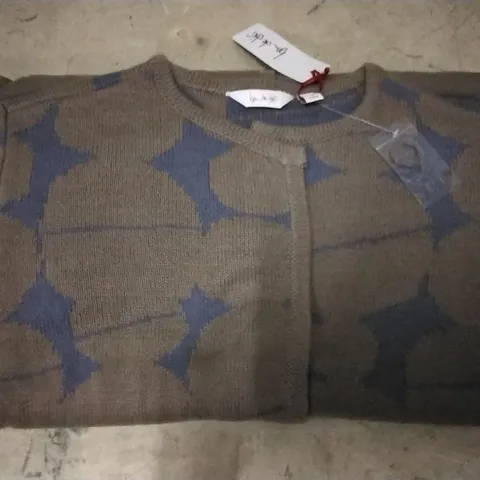 4 BOXES OF APPROXIMATELY 8 BEU DE LIFI TWO TONE GREY/BLUE JUMPERS - SIZE MEDIUM