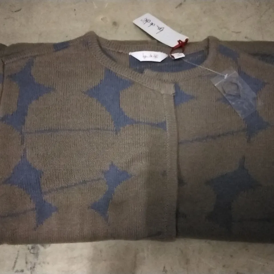 4 BOXES OF APPROXIMATELY 8 BEU DE LIFI TWO TONE GREY/BLUE JUMPERS - SIZE MEDIUM