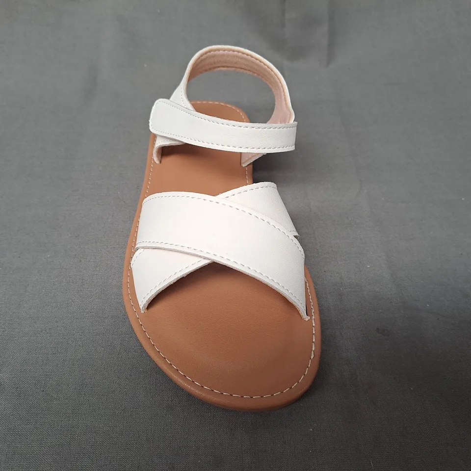 BOXED PAIR OF DESIGNER OPEN TOE CROSS-STRAP FLAT SANDALS IN WHITE EU SIZE 30